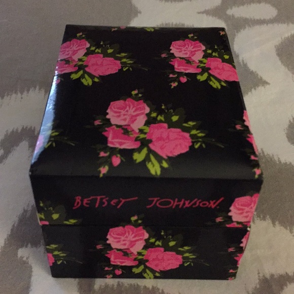 Authentic Betsey Johnson watch - Picture 2 of 5
